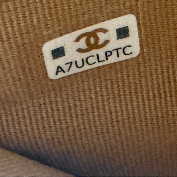 RARE CHANEL New Microchipped Chanel 19 wallet Caramel - Picture 3 of 6